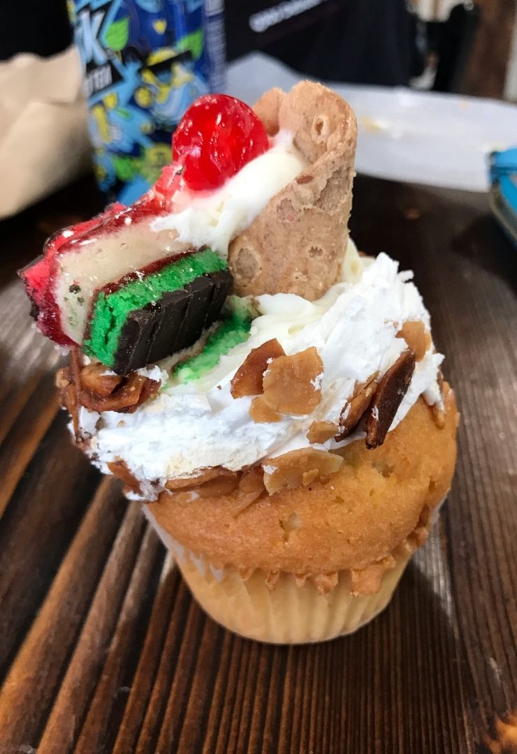Cannoli Cupcakes, Your Favorite Easy to make Italian Desserts - The Proud Italian