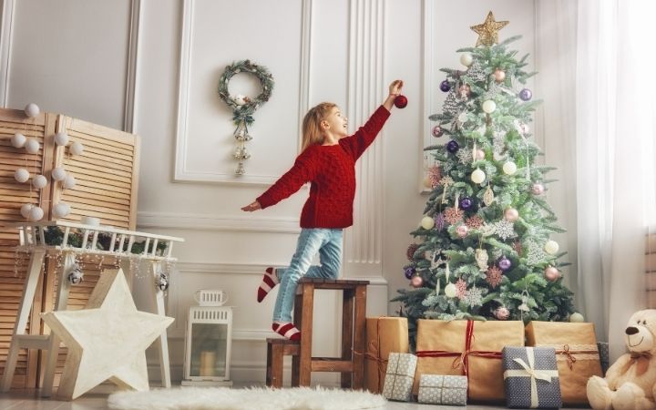 Girl decorating Christmas tree, Italian Christmas Traditions - The Proud Italian