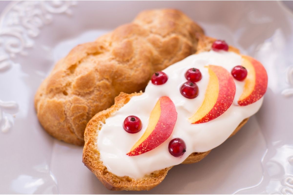 Eclair with cream and fruit