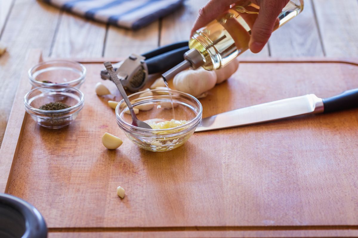 Making garlic paste