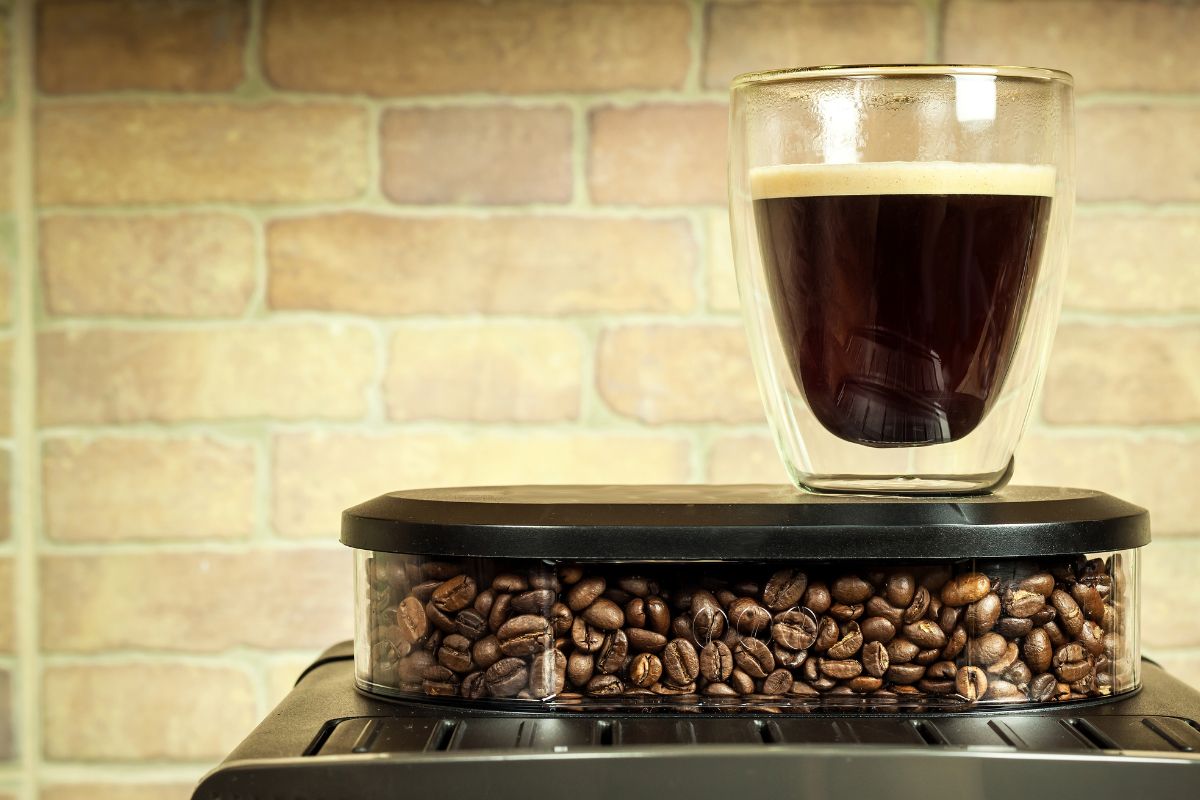 Coffee machine with espresso cup