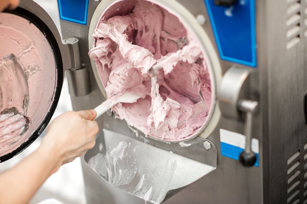 Ice cream maker machine